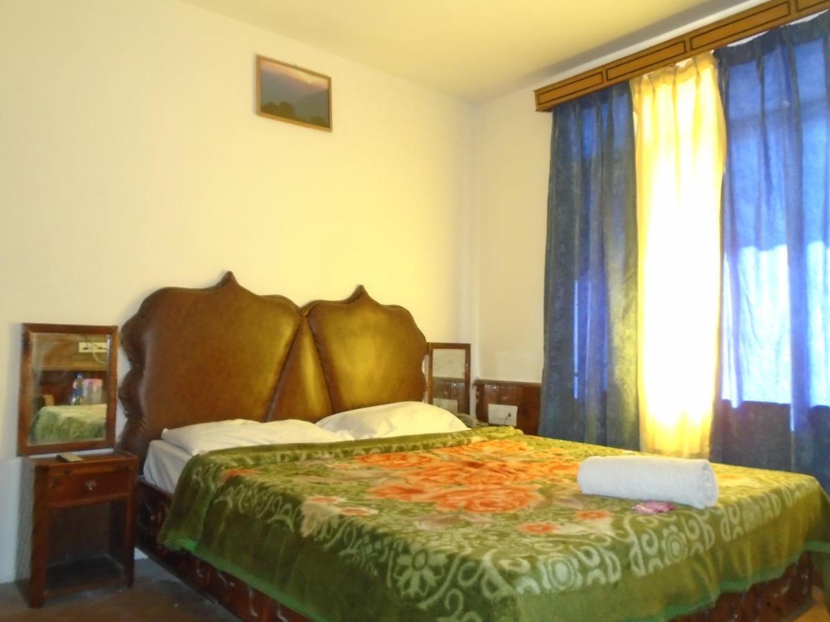 Hotel Magnolia Mallroad Manali ภายนอก รูปภาพ