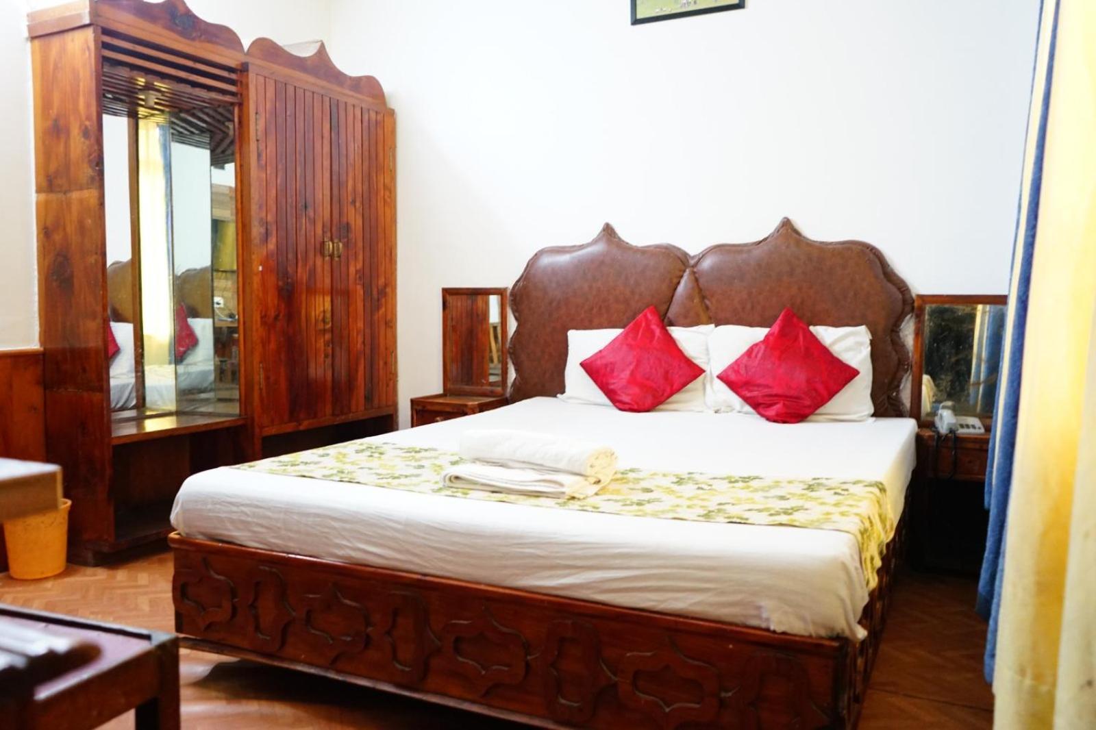 Hotel Magnolia Mallroad Manali ภายนอก รูปภาพ