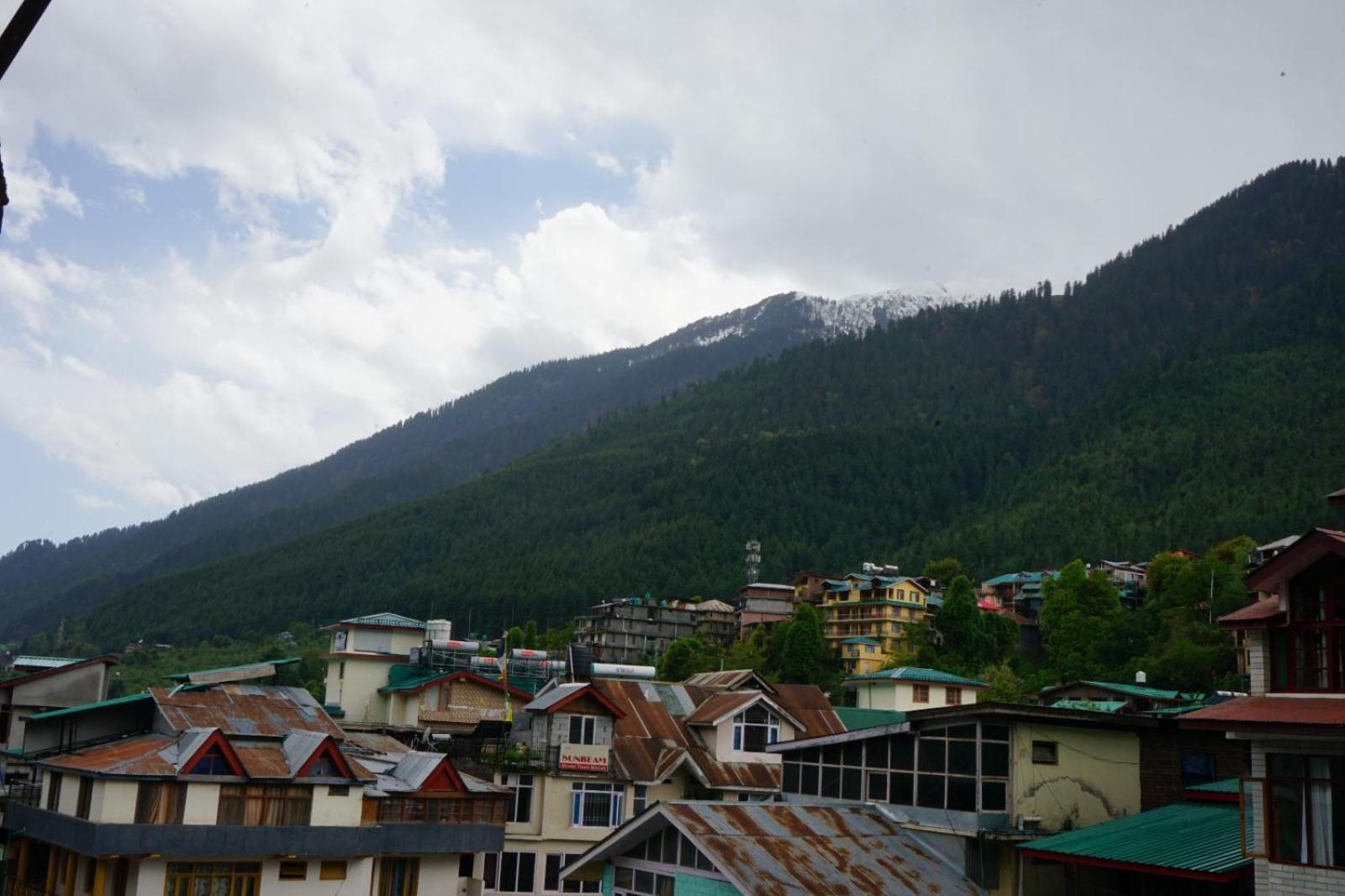 Hotel Magnolia Mallroad Manali ภายนอก รูปภาพ